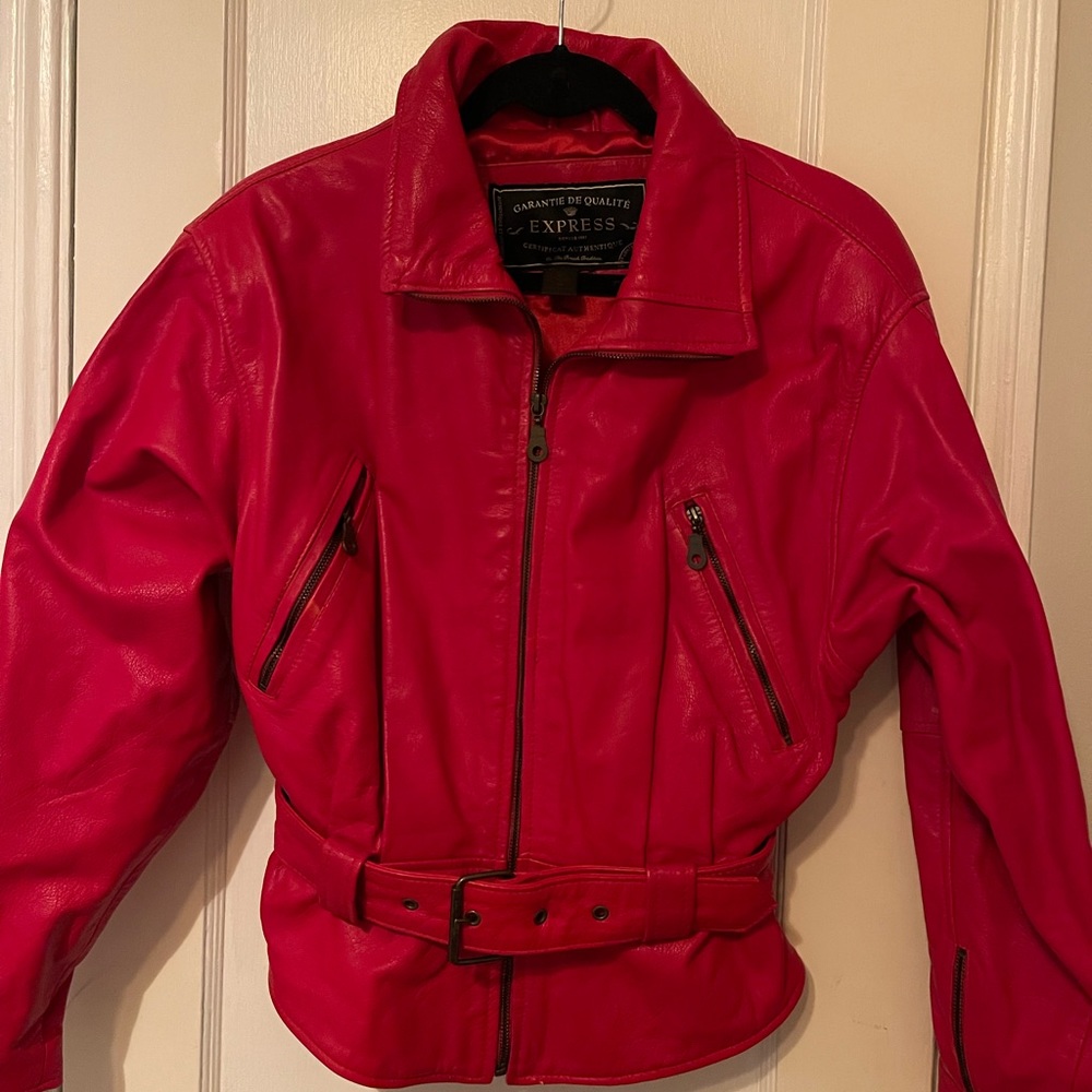 Garantie de qualité EXPRESS. Red leather jacket.